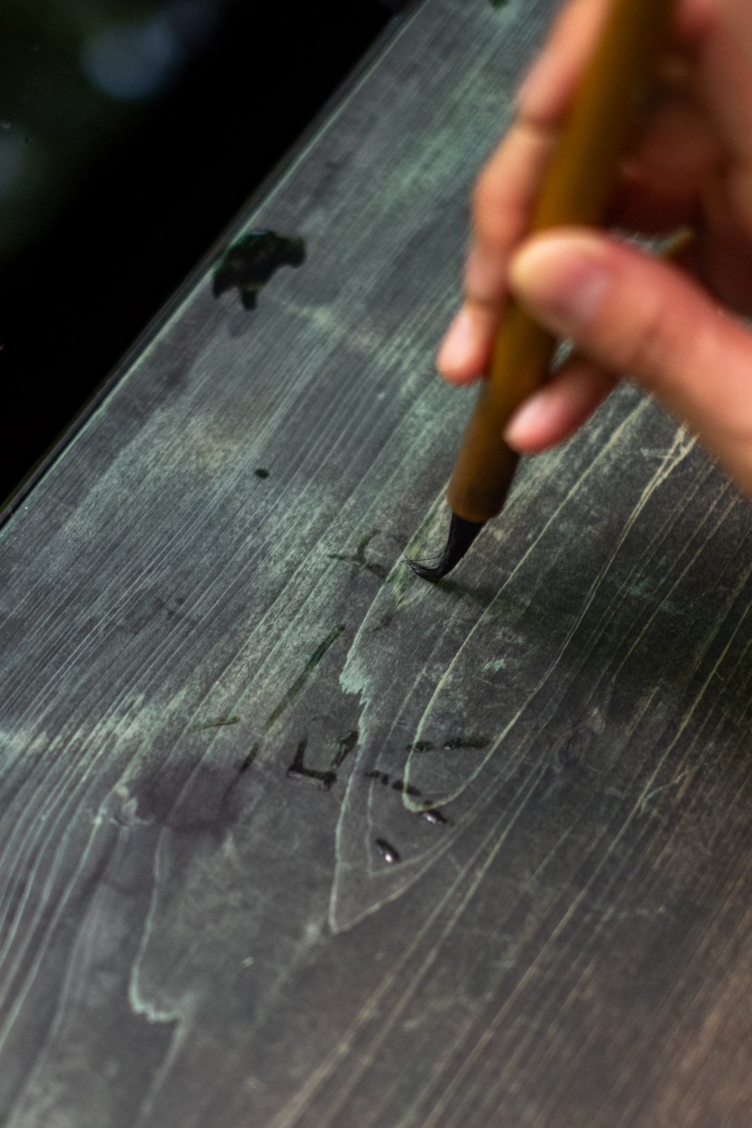 You can practice calligraphy with water on the edge of the water mirror.