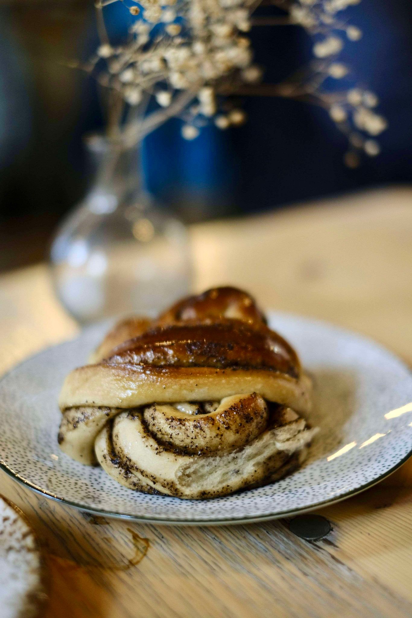 Note that the picture is taken of their espresso bun, not the cinnamon bun. However, the cinnamon bun looks identical