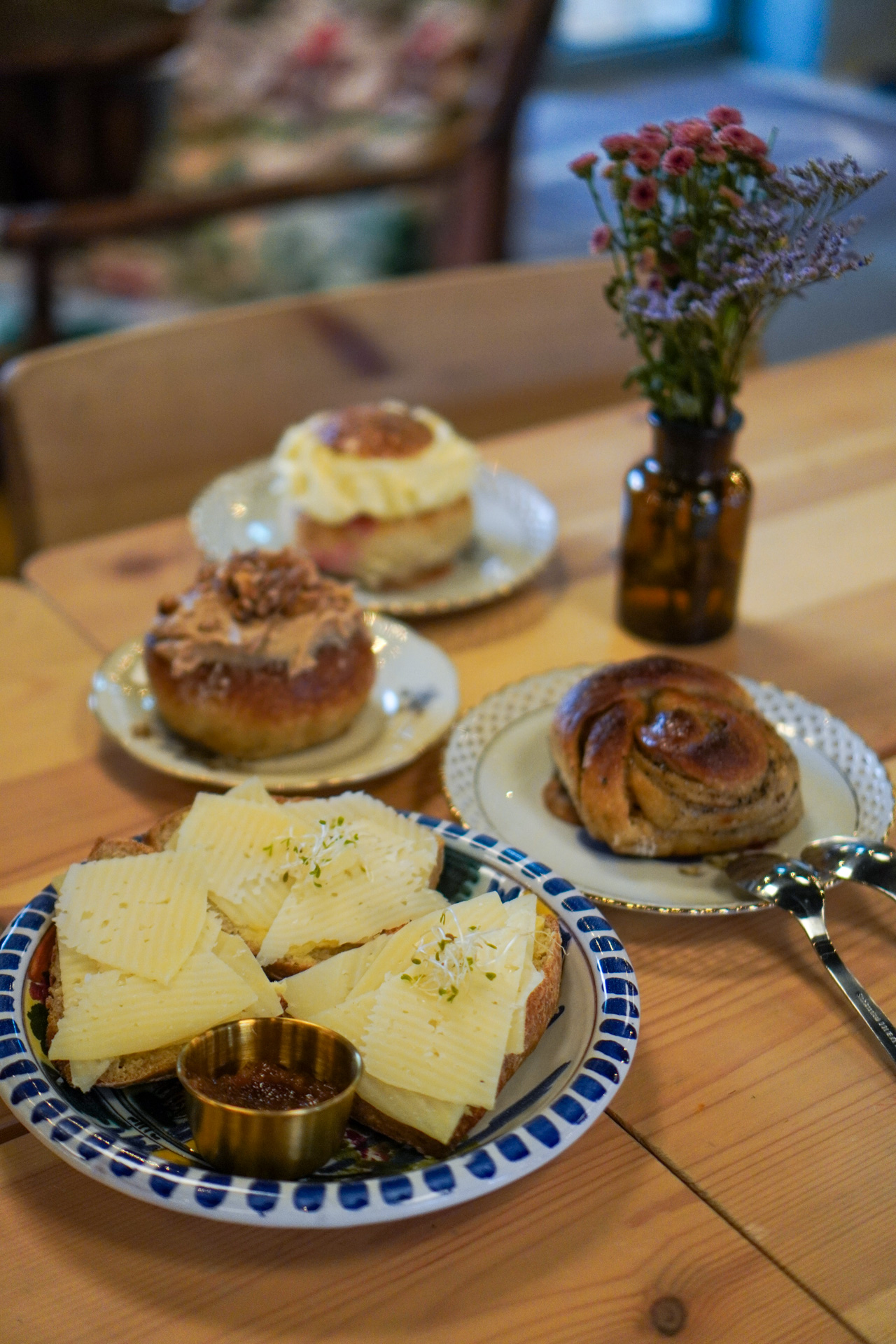 Sourdough bun with manchego cheese and fig marmelade